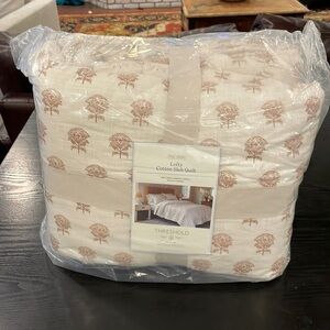 NWT threshold cotton slub quilt